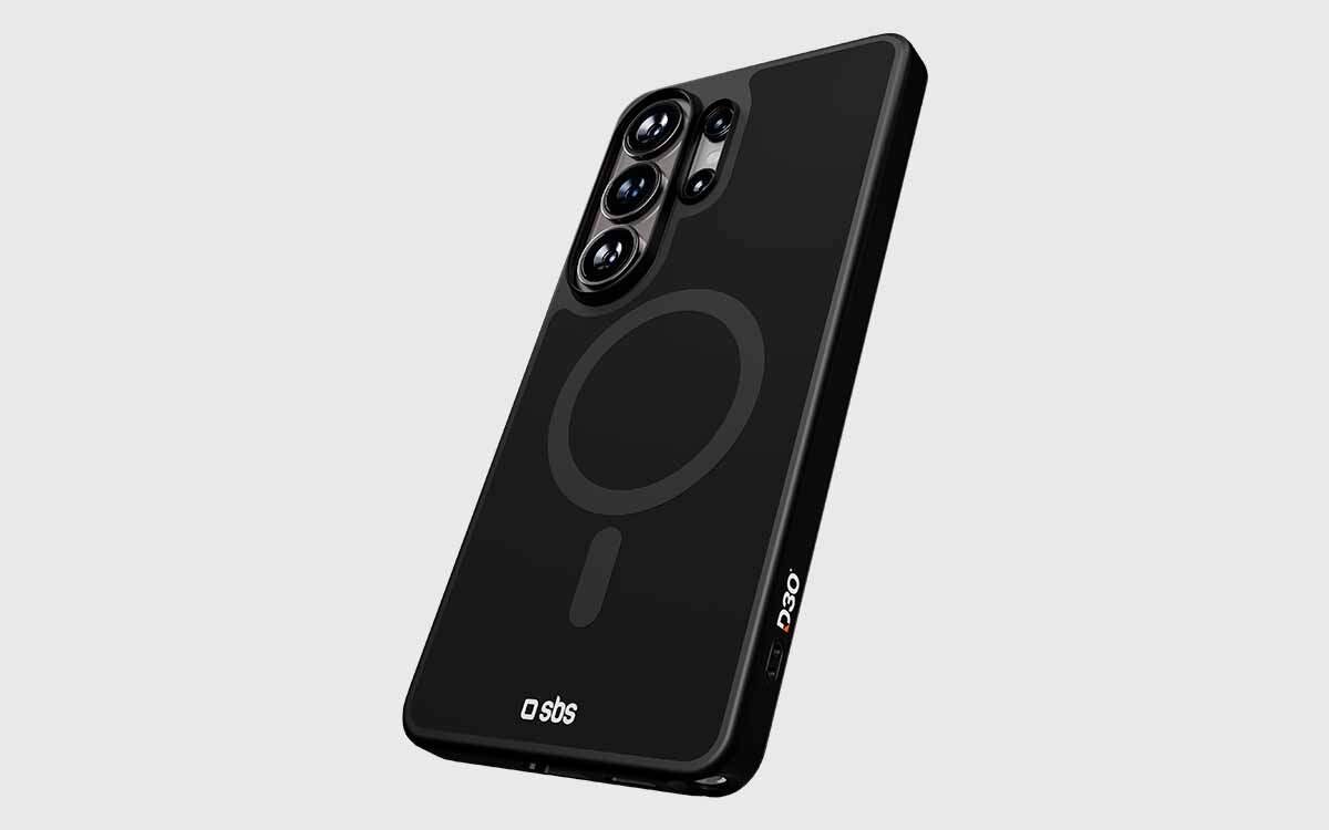 Czarne etui na telefon z widocznym logo \'sbs\' oraz oznaczeniem \'D3O\'. Etui posiada wycięcia na aparat i okrągły wzór na tylnej części.