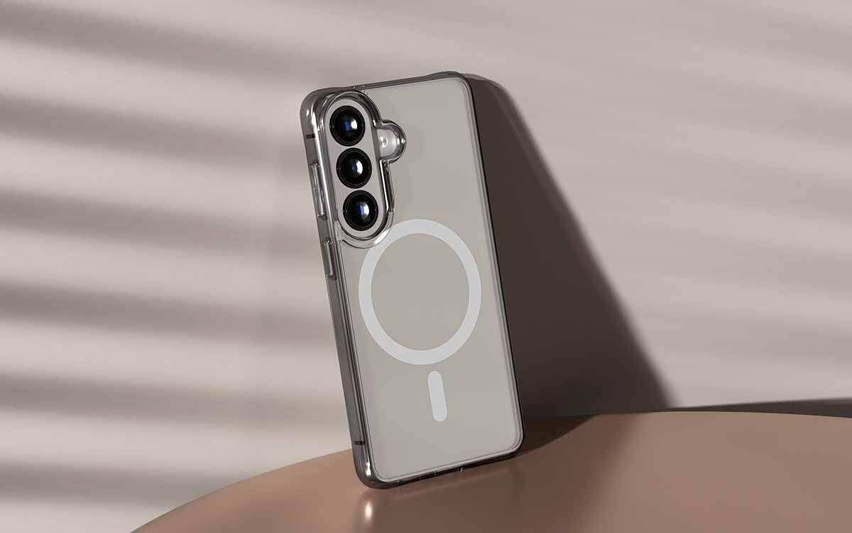 Etui PURO Lite Mag do Samsung Galaxy S26+ przezroczyste etui ochronne smukła konstrukcja ochrona smartfona, smartfon z etui ochronnym stojący na stoliku