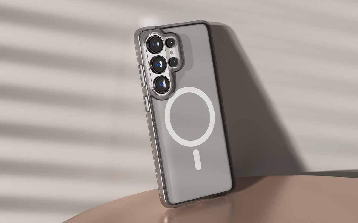 Etui PURO Lite Mag do Samsung Galaxy S26 Ultra przezroczyste etui ochronne dopasowana konstrukcja ochrona smartfona, smartfon z założonym etui ochornnym na stoliku