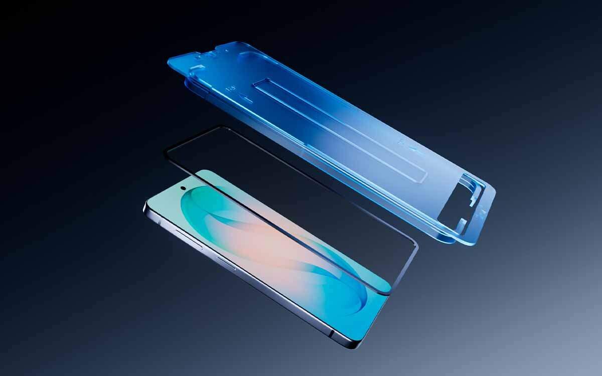 Szkło hartowane SBS Eyesafe do Samsung Galaxy S26, optymalizacja OLED, komfort i ochrona, smartfon ze szkłem hartowanym na ciemnoniebieskim tle