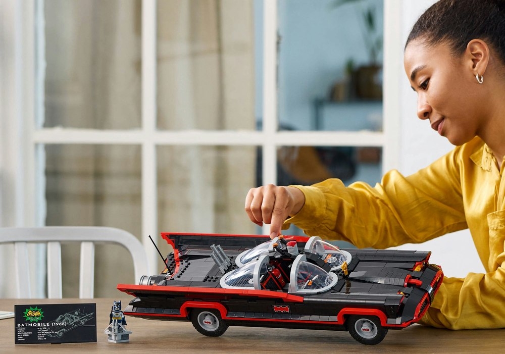 LEGO 76328 DC Batman Klasyczny serial telewizyjny Batman — Batmobil kobieta trzyma model