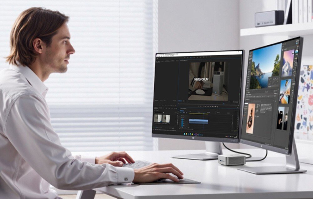 Komputer MINISFORUM M1 PRO-285H Mężczyzna pracuje przy biurku z dwoma monitorami, montując wideo na komputerze