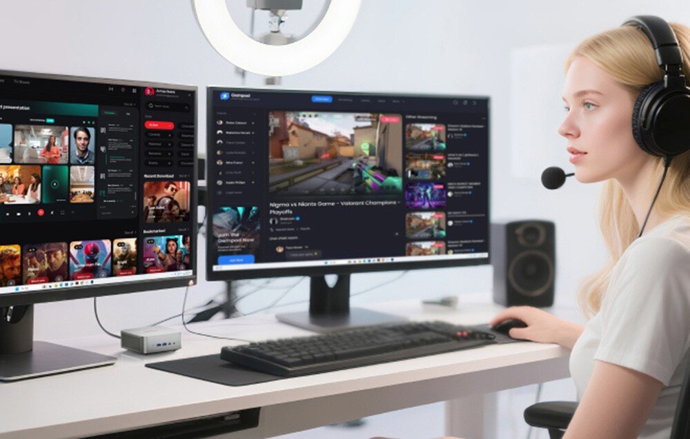 Komputer MINISFORUM M1 PRO-285H Kobieta w słuchawkach z mikrofonem korzysta z komputera z dwoma monitorami wyświetlającymi platformę streamingową i grę