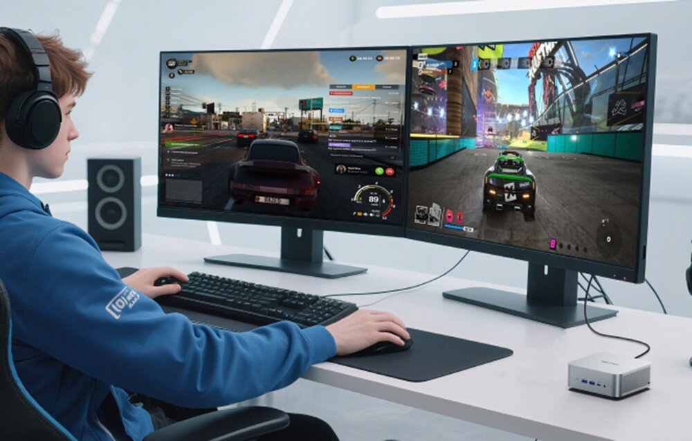 Komputer MINISFORUM M1 PRO-285H Chłopiec w słuchawkach gra w grę wyścigową na dwóch monitorach, a mały komputer stoi na biurku obok