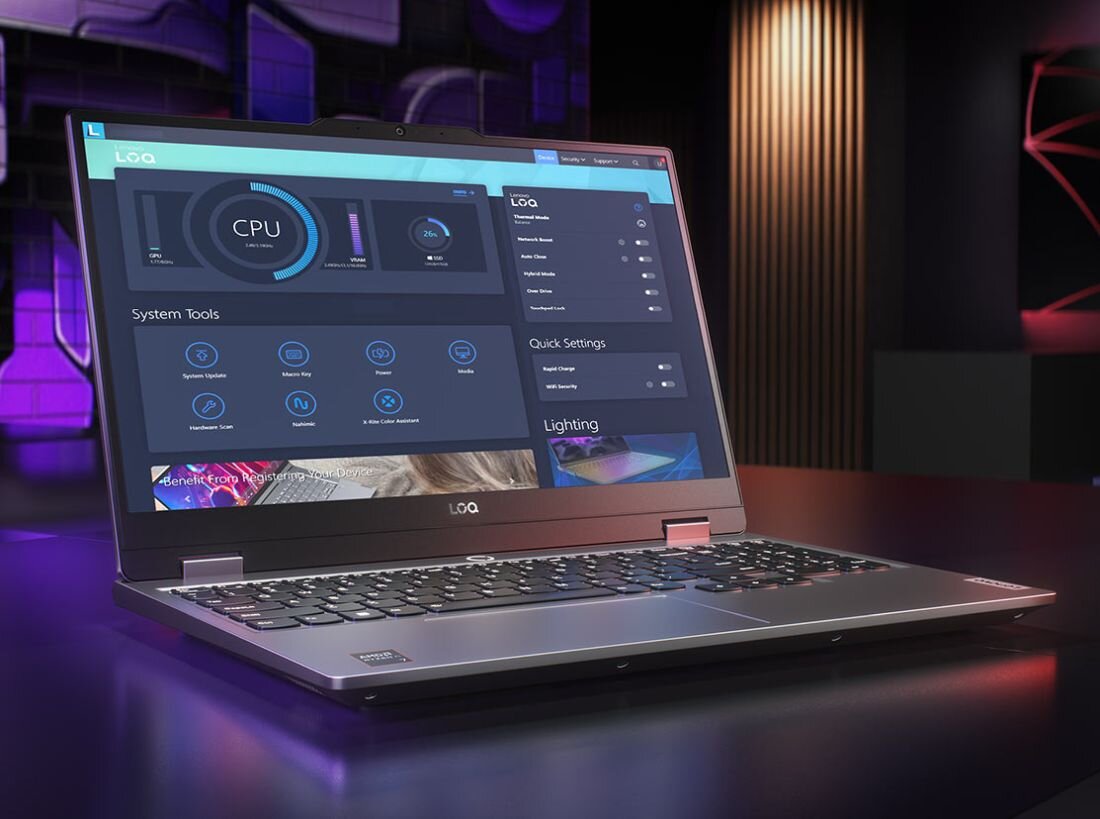 Laptop Lenovo LOQ na biurku gamingowym ekran z aplikacją Lenovo Vantage wykresy wydajności procesora – LENOVO Vantage panel nawigacyjny