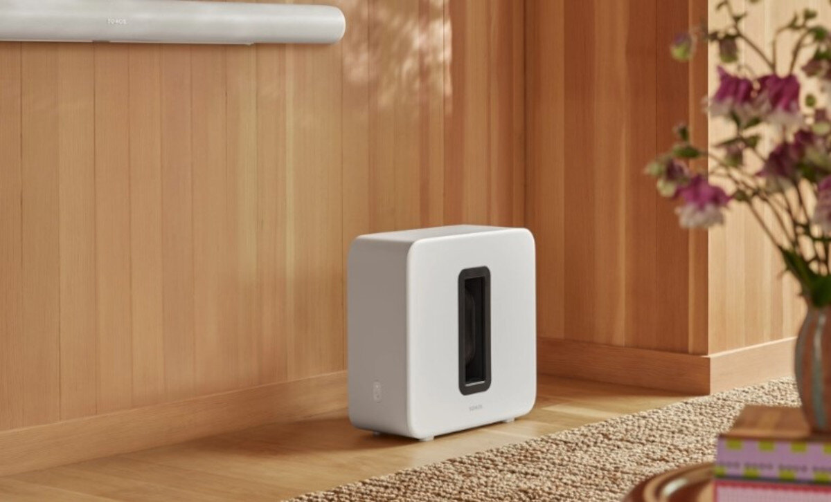 Subwoofer SONOS Sub 4 - Kinowy dźwięk w Twoim domu, subwoofer stojący przy ścianie
