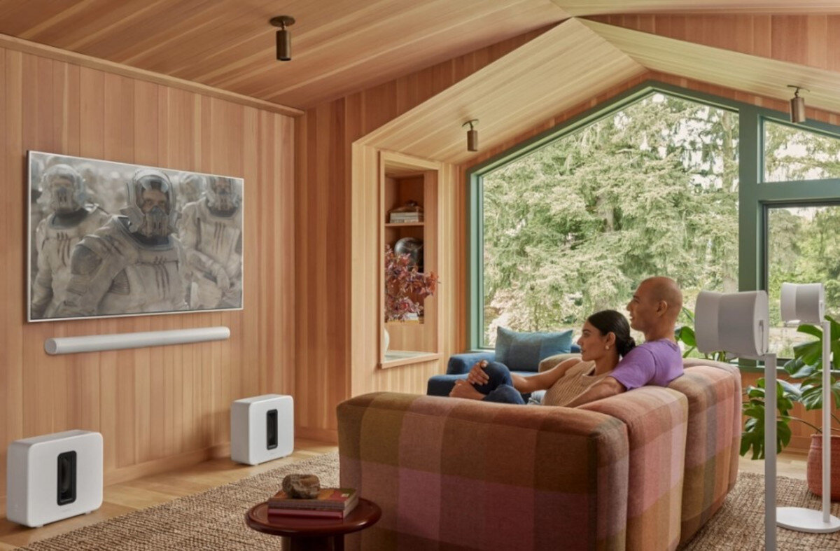 Subwoofer SONOS Sub 4 - Duża moc w duecie, dwa Subwoofery podłączone do soundbara zawieszonego na ścianie pod telewizorem