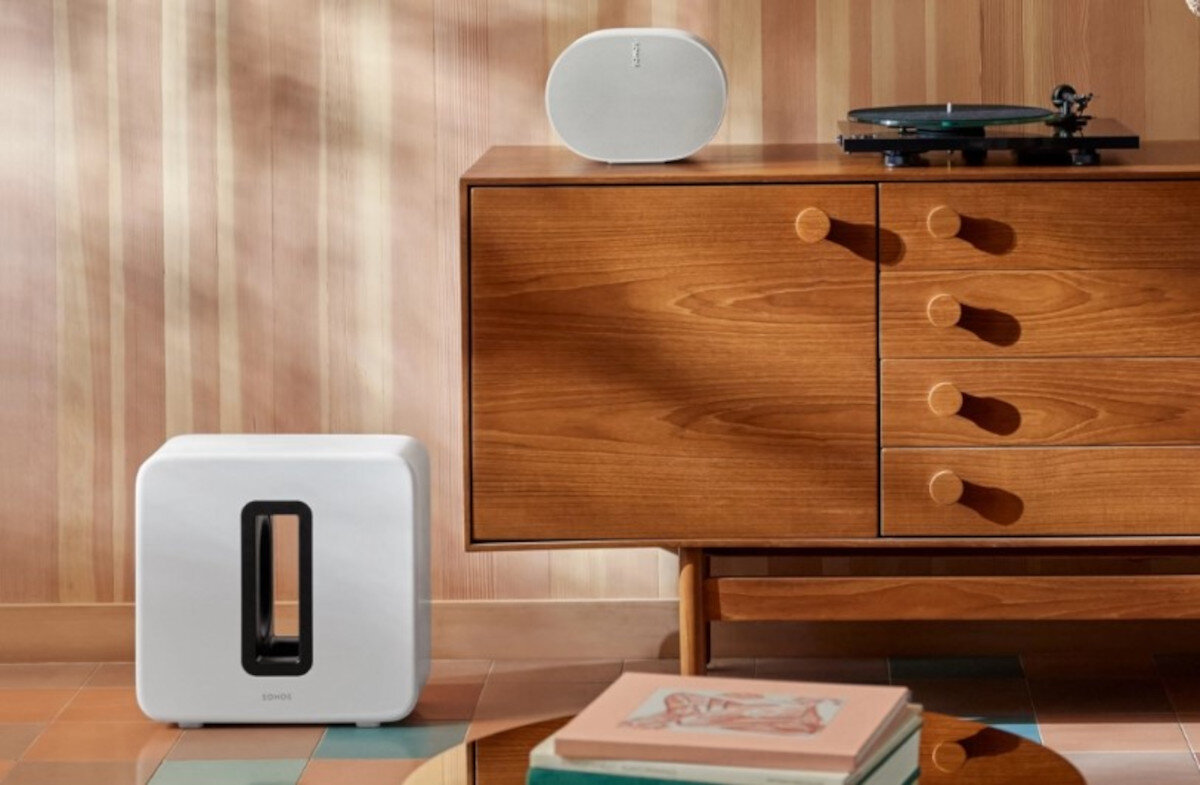 Subwoofer SONOS Sub 4 - Gotowy na zmiany, Subwoofer stojący obok komody