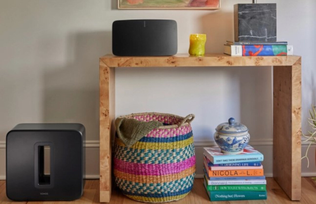 Subwoofer SONOS Sub 4 - Czystość bez zakłóceń, subwoofer stojący w salonie