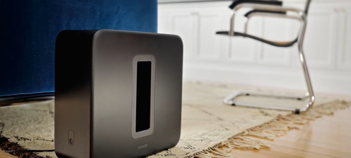 Subwoofer SONOS Sub 4 - Równowaga dźwięku w systemie, subwoofer stojący na dywanie w salonie