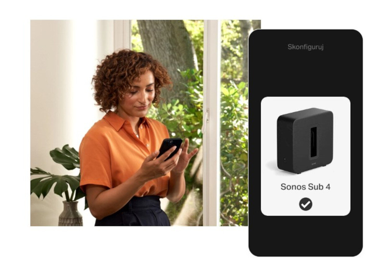 Subwoofer SONOS Sub 4 - Instalacja bez komplikacji, kobieta trzymająca smartfona, smartfon z włączoną aplikacją SONOS