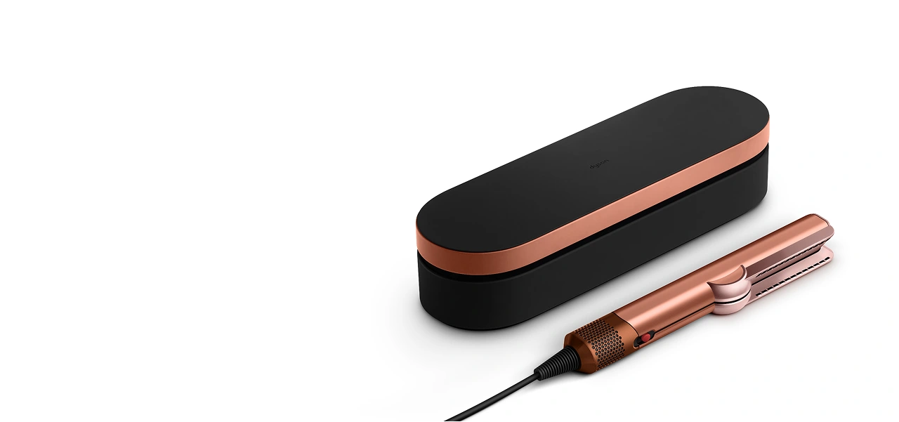 Etui prezentowe i prostownica Dyson Airstrait leżą na blacie.