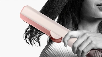 Zbliżenie na pasmo podczas stylizacji prostownicą Dyson Airstrait.