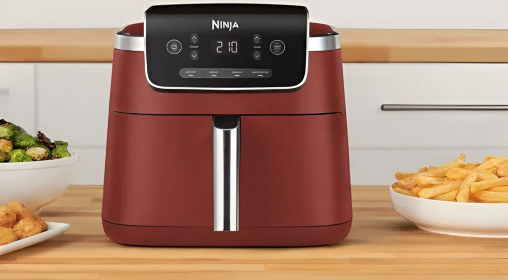 Frytkownica beztłuszczowa NINJA Foodi AF140EUCMCM Air Fryer Czerwony przyjemność bez tłuszczu frytkownica stoi na blacie czerwona obudowa wyświetlacz potrawy obok urządzenia 