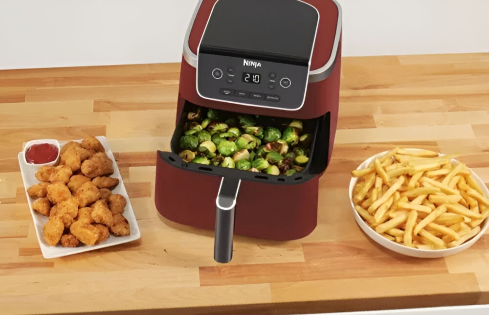 Frytkownica beztłuszczowa NINJA Foodi AF140EUCMCM Air Fryer Czerwony (26.5 x 28.5 x 36 cm) frytkownica czerwona obudowa wyświetlacz frytkownica stoi na blacie otwarta szuflada potrawa wewnątrz Technologia AirCrisp potrawy chrupiące z zewnątrz miękkie soczyste w środku  do 75% mniej tłuszczu szybkie zdrowe gotowanie z przyjemnością moc 1750 W   