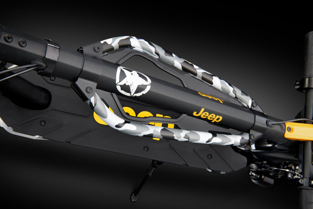 Hulajnoga elektryczna JEEP 2XE Urban Camou 2022 Czarny