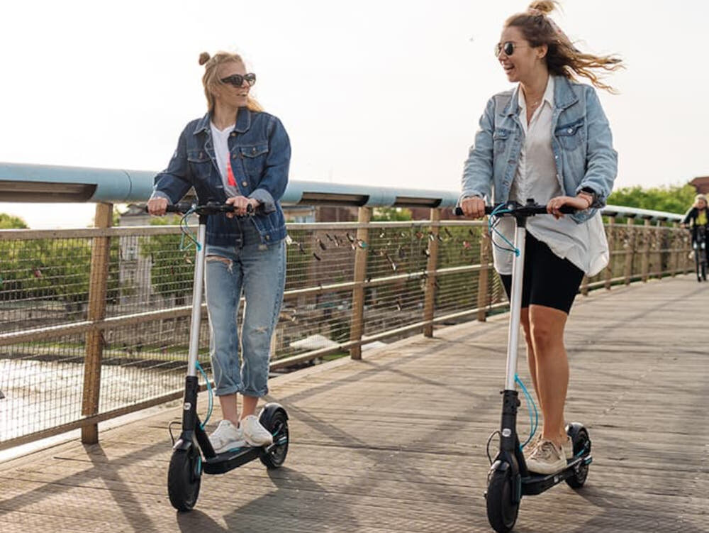 Hulajnoga elektryczna MOTUS Scooty 10 Lite Turkusowy przyjazna dla srodowiska po miescie wysokiej jakosci podzespoly szybka plynna bezpieczna