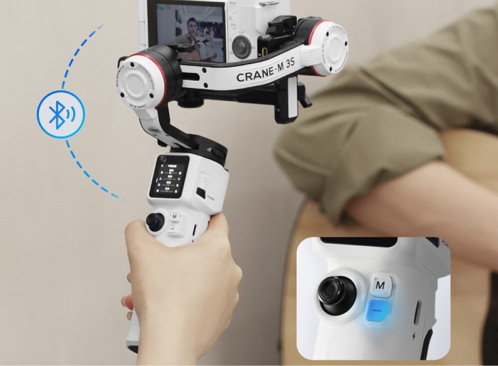 Gimbal ZHIYUN Crane M3S przybliżenie na panel sterowania gimbala z podświetlonym przyciskiem i ikoną Bluetooth obsługa zdalne sterowanie