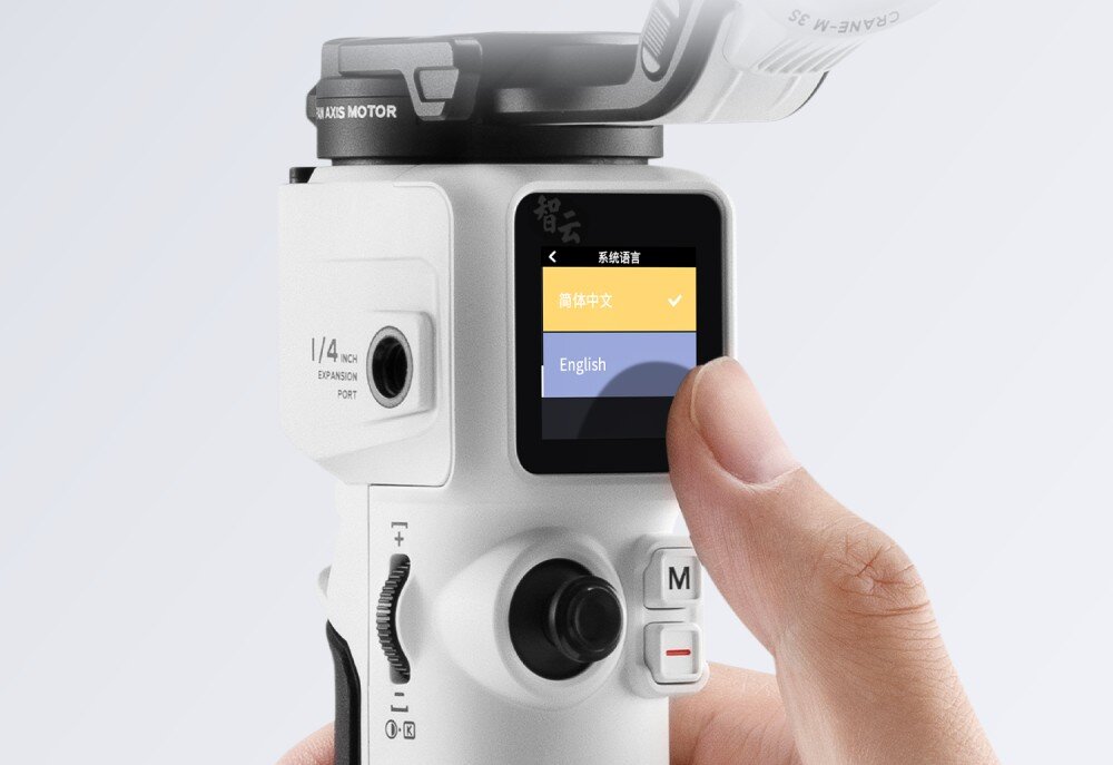 Gimbal ZHIYUN Crane M3S zbliżenie na wyświetlacz gimbala z widocznym wyborem języka obsługa sterowanie