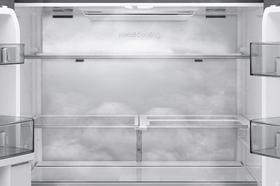 Lodówka RM90F67CECEF z metalowym wykończeniem, nowoczesny design i funkcjonalność w kuchni.