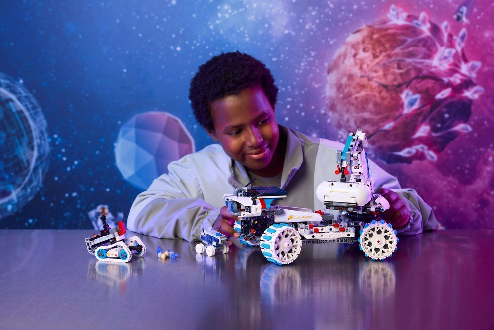 LEGO 42211 Technic Kosmiczny łazik księżycowy Lunar Outpost  elementy opis konstrukcji wiek łazik księżycowy, łazik górniczy i łazik MAPP
 