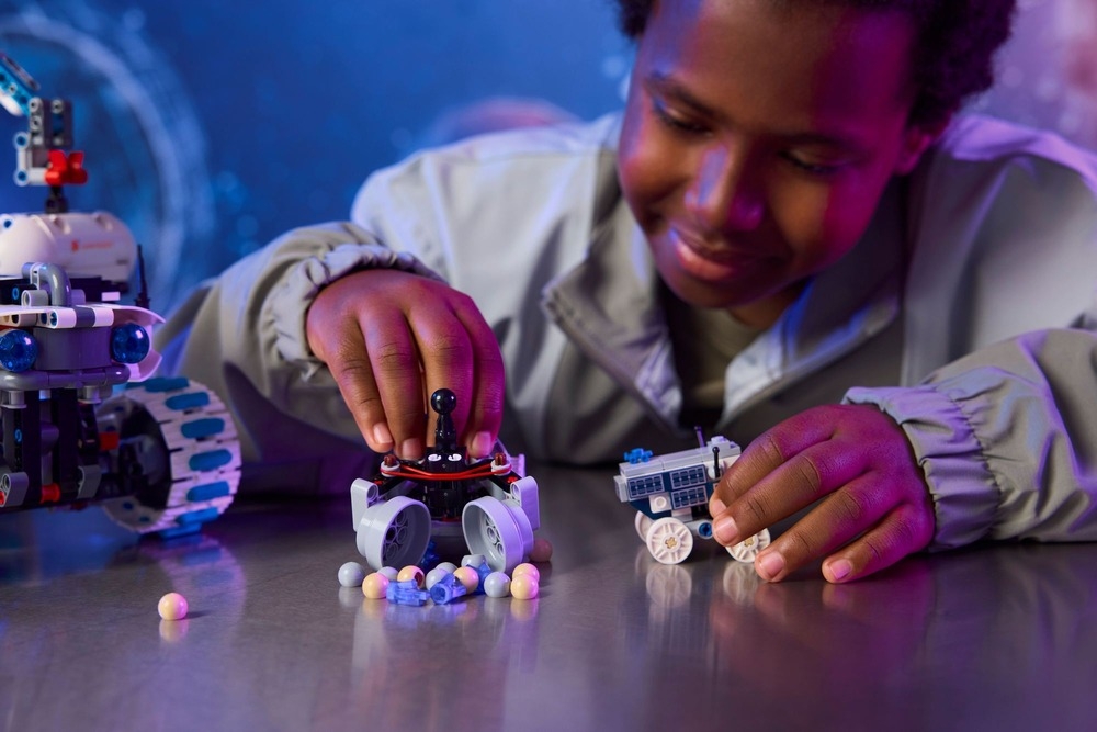 LEGO 42211 Technic Kosmiczny łazik księżycowy Lunar Outpost futurystyczny terenowy łazik księżycowy z zawieszeniem typu rocker-bogie 