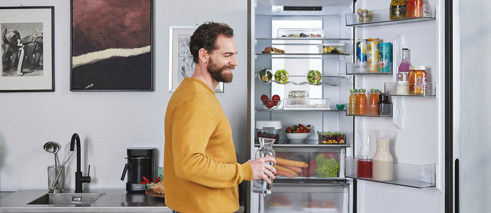 LODÓWKA CANDY CNCQ4T620EB Cztery półki regulowane w chłodziarce wytrzymałe stabilne łatwe czyszczenie