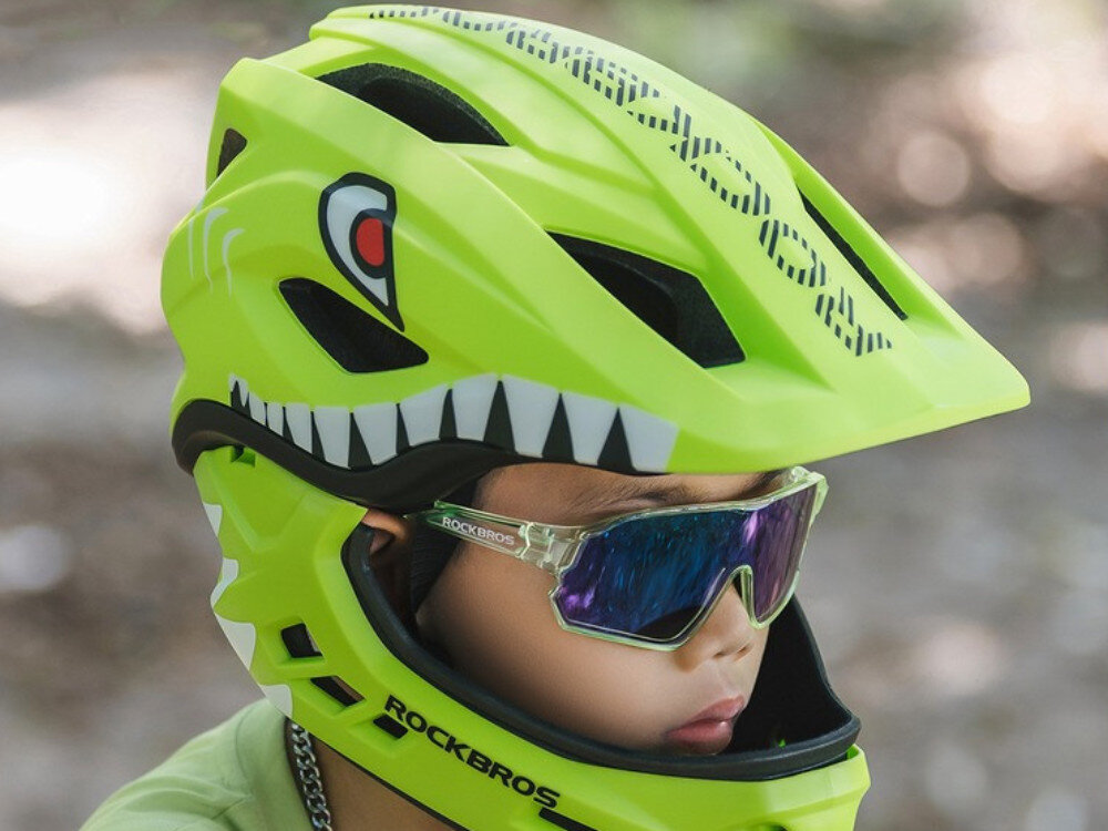 Kask rowerowy ROCKBROS TT-32004 Shark Zielony Full Face dla Dzieci z odkręcaną szczęką (rozmiar M), design, rekina, styl, dzieci, Profil dziecka w czarnym kasku z czerwoną odpinaną szczęką i motywem rekina.