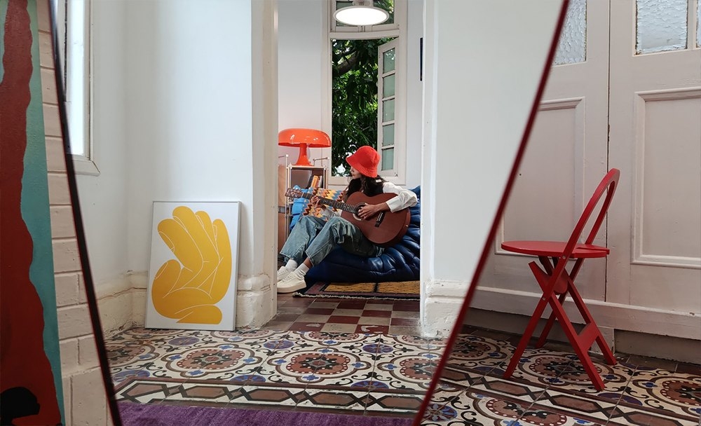 Smartfon XIAOMI Redmi Note 14 Gemini gra na gitarze  