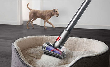 Zdjęcie mini ektroszczotki zbierającej sierść zwierzęcą z legowiska