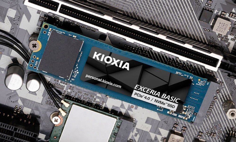 Dysk KIOXIA Exceria Basic Wewnętrzny dysk SSD w formacie M.2 zamontowany na płycie głównej komputera, widoczna naklejka z napisem 'KIOXIA EXCERIA BASIC PCIe 4.0 / NVMe SSD', opis