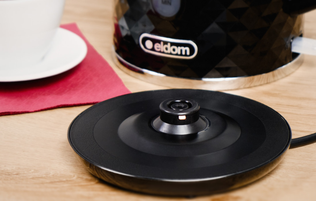 Czajnik ELDOM  C280C Elli Czarny kolor kolorystyka nowoczesny seria Diamond Collection tworzywo lekki poreczny lwatwa obsluga