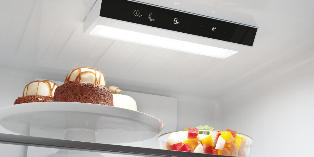 LODÓWKA CANDY CNCQ2T518EB górny panel sterowania dotykowy wewnętrzny ustawienia funkcji regulacja kontrola szybki dostęp do funkcji tryb eco wakacyjny szybkie chłodzenie zamrażanie