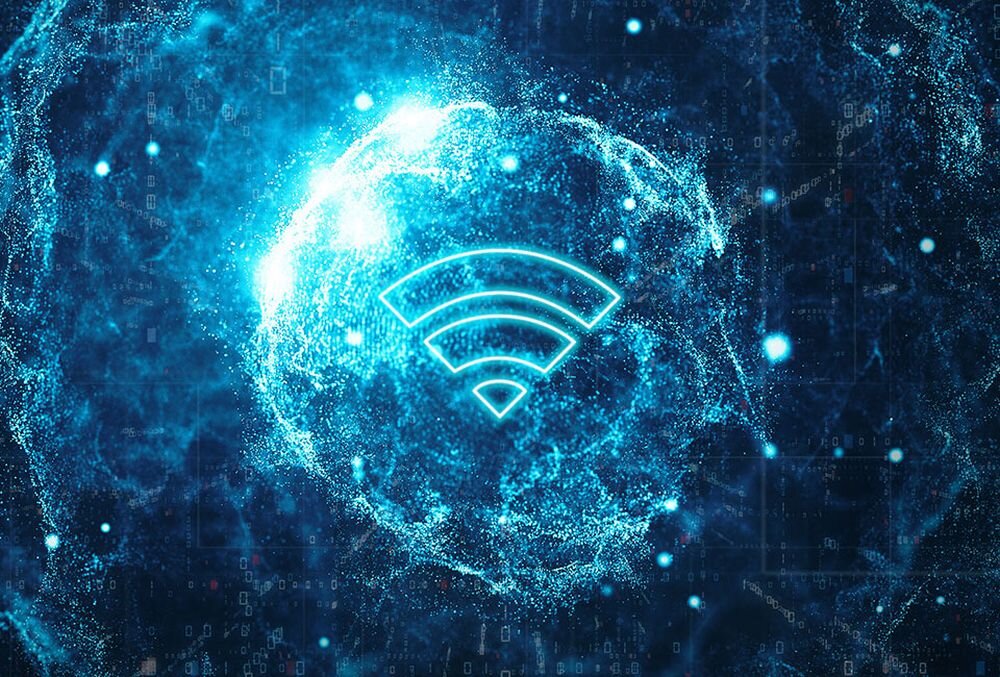 Graficzna wizualizacja technologii Wi-Fi 7 – podświetlony na niebiesko symbol Wi-Fi na tle cyfrowej chmury danych i rozbłysków energii, co ilustruje ultraszybką łączność bezprzewodową, wysoką przepustowość i zaawansowaną sieć. - Technologia Wi-Fi 7 