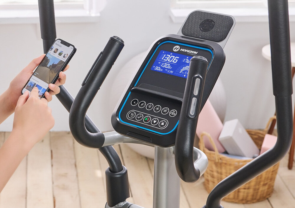 Orbitrek eliptyczny HORIZON FITNESS Elliptical SYROS 3.0 5,5-calowy podświetlany na niebiesko wyświetlacz LCD zlicza prezentuje najważniejsze parametry treningu czas prędkość dystans spalone kalorie RPM modul Bluetooth kompatybilnosc z protokolem FTMS zroznicowany trening