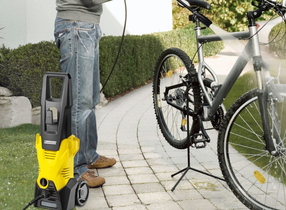 Myjka ciśnieniowa KARCHER K3 1.601-890.0 zdjecie lifestyle przygotowanie do pracy System Quick Connect 6-metrowy wąż wysokociśnieniowy Jedno naciśnięcie przycisku