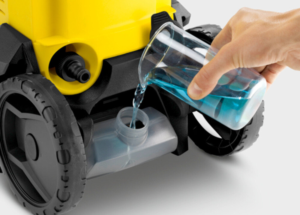 Myjka ciśnieniowa KARCHER K3 1.601-890.0 zdjecie lifestyle Efektywne użycie detergentów Wyjmowany zbiornik na detergent 