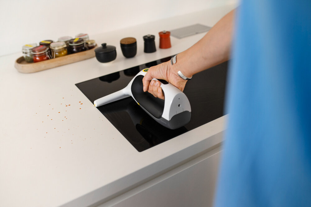 Myjka do okien KARCHER WV 2 Universal Care 1.633-671.0 Szybkie czyszczenie redukuje czas sprzątania trzykrotnie w porównaniu z tradycyjnymi metodami usuwasz brud i wodę osoba użytkuje myjkę na płycie indukcyjnej