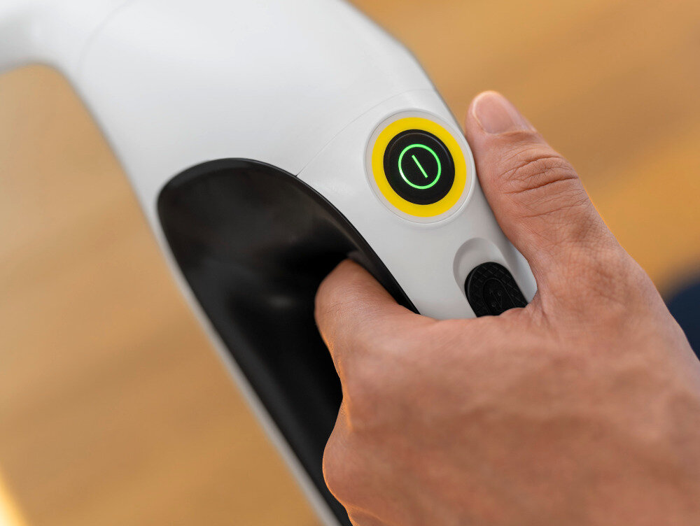 Myjka do okien KARCHER WV 2 Universal Care 1.633-671.0 Zasilanie i czas pracy akumulator litowo-jonowy do 35 minut pracy do 105 m² powierzchni wskaźnik LED ładowanie przez port USB-C osoba ma w dłoni myjkę