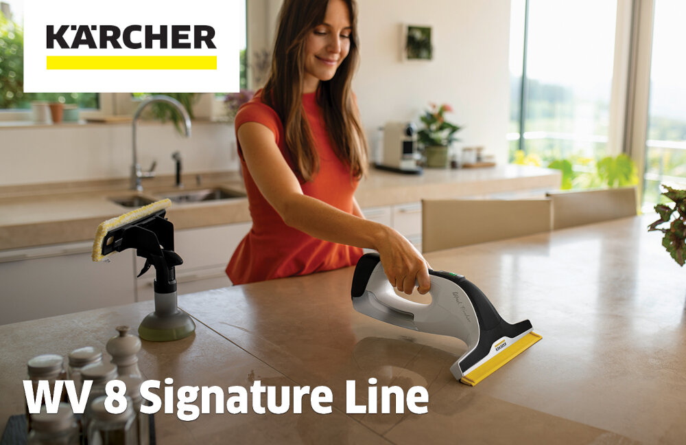 Kobieta używa myjki do okien na blacie kuchennym. Widoczne jest logo KÄRCHER oraz tekst \'WV 8 Signature Line\'.