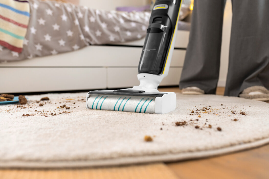 Mop elektryczny KARCHER FCV 4 Pet & Home Dry 1.056-137.0 3 funkcje w jednym urządzeniu Odkurzanie, mycie i osuszanie zbliżenie na czyszczenie na dywanie