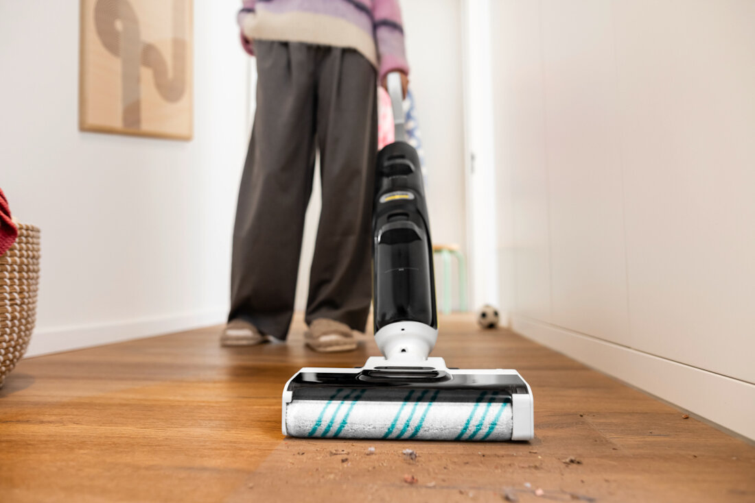 Mop elektryczny KARCHER FCV 4 Pet & Home Dry 1.056-137.0 na różnych powierzchniach  z twardymi podłogami, jak i dywanami o krótkim włosiu piasek, sierść i trudne zabrudzenia zbliżenie na czyszczenie na panelach