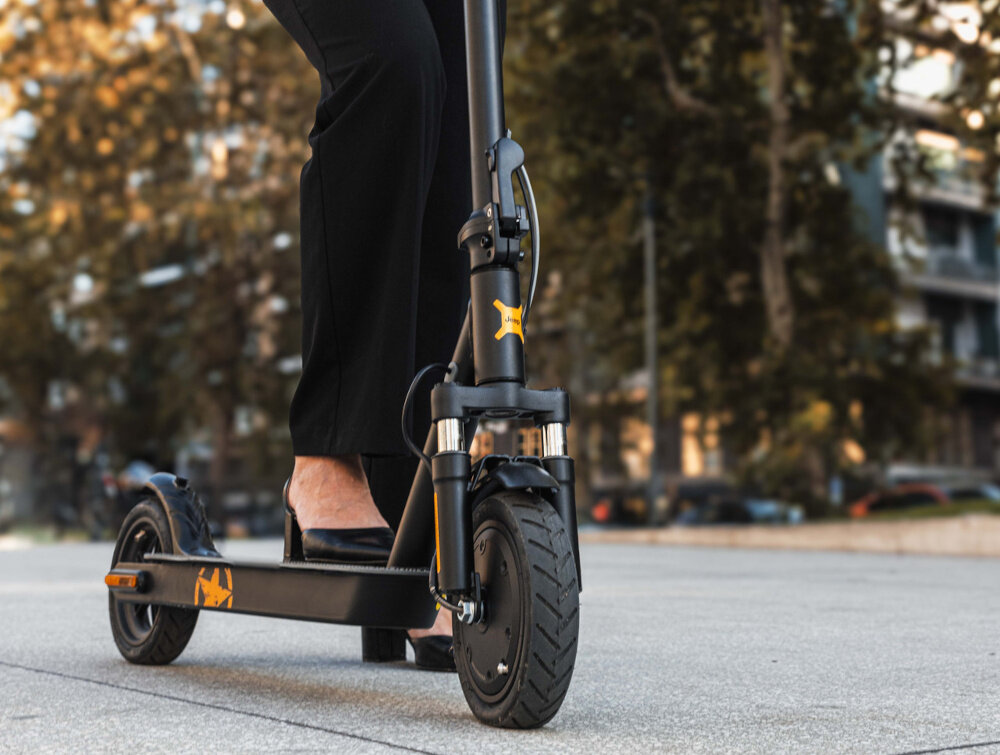 Hulajnoga elektryczna JEEP Jaf SR Safe Rade 25km 350W Amortyzacja 8.5 Czarny system KERS odzyskiwanie magazynowanie energii kinetycznej podczas dlugiego hamowania