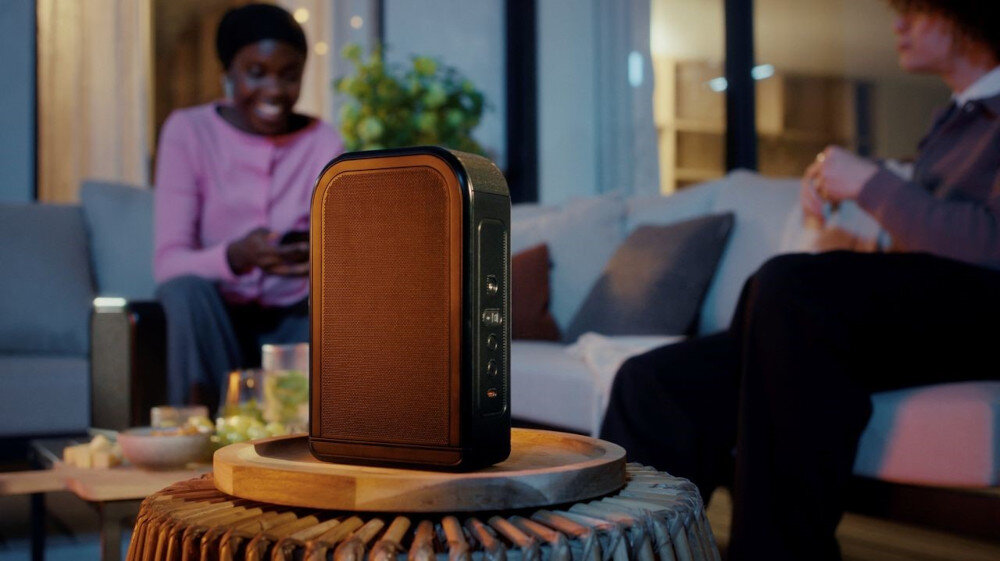 Soundbar JBL BAR 1300 MKII odłączane głośniki bezprzewodowe ustawienie, głośnik stojący na drewnianej podstawce