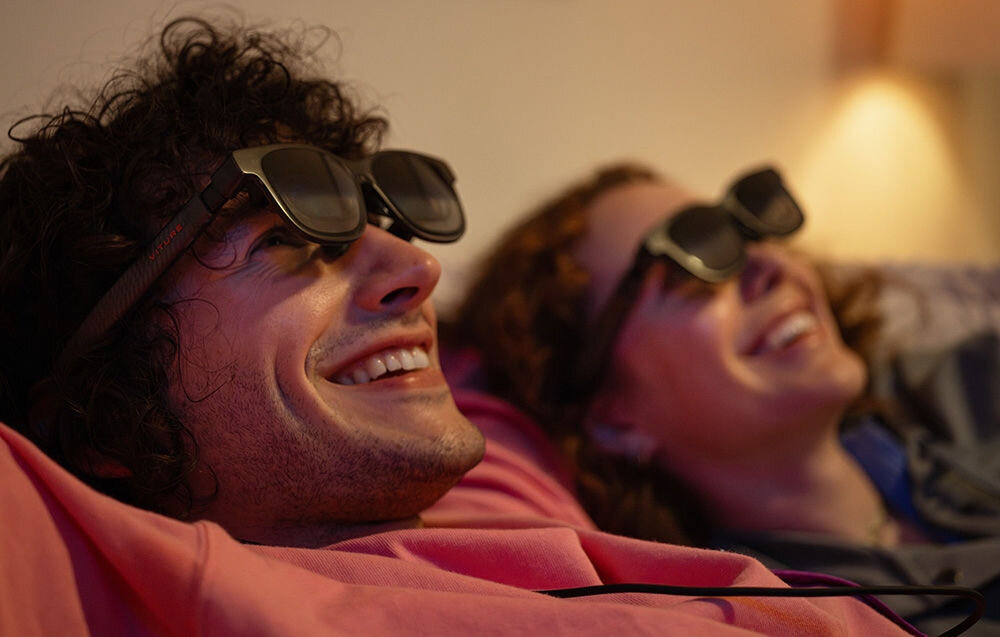 Okulary VITURE XR Luma Pro Large prezentacja okularów podczas użytkowania przez kobietę i mężczyznę w pokoju regulacja dioptrii osoby z wadą wzroku regulowana odległość między źrenicami powłoka przyciemniająca komfort