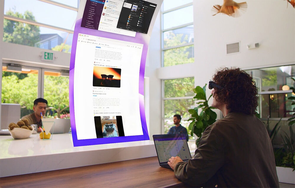 Okulary VITURE XR Luma Pro Large prezentacja okularów podczas użytkowania osoba siedząca przy stole z laptopem przed nią wirtualny ekran technologia 3DoF śledzenie ruchu głowy realizm immersja kamera RGB