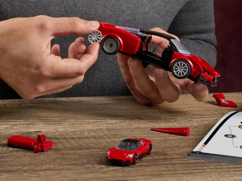 Klocki plastikowe BRICK SHOP Hot Wheels Speed Series Maserati MC20 JFR90 w trakcie składania na blacie rozłożone części