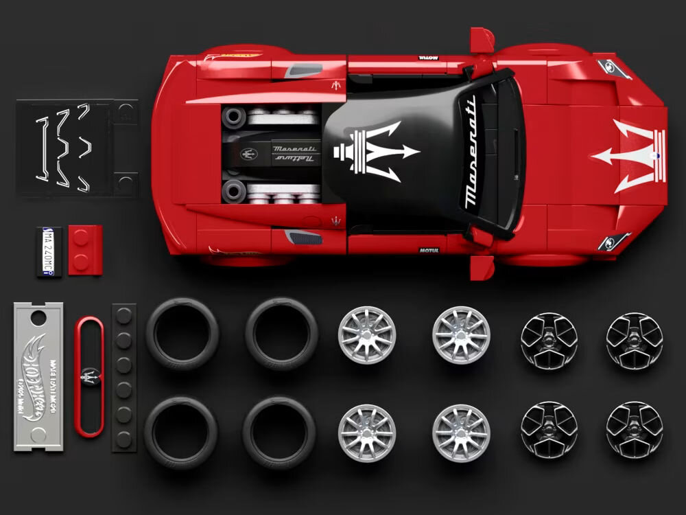 Klocki plastikowe BRICK SHOP Hot Wheels Speed Series Maserati MC20 JFR90 widok z góry na samochód i ułożóne wokół niego części