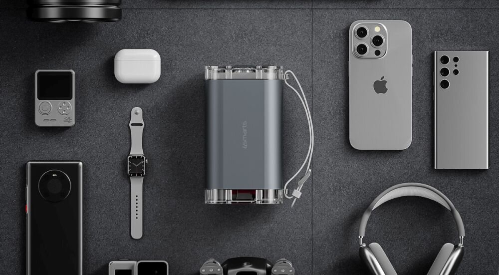 4SMARTS Lucid Ultra - powerbank w szarym kolorze, obok telefony i inne urządzenia