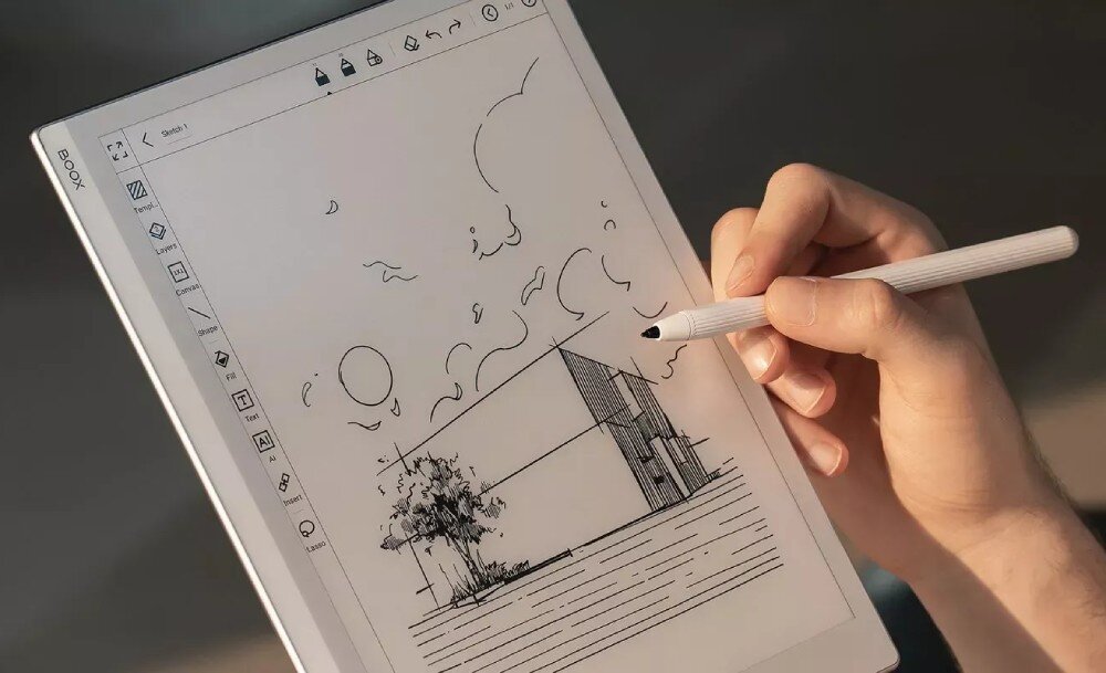 Czytnik e-booków ONYX BOOX Go Zbliżenie na dłoń trzymającą rysik i rysującą na ekranie elektronicznego urządzenia szczegółowy szkic budynku, notatki, szkice, funkcje